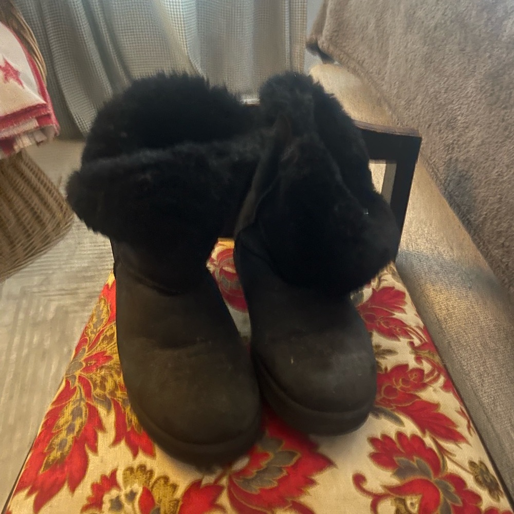 Black Bailey Button Ugg’s size 10